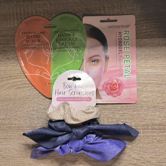 Face Mask 2 pack & Bow knot hair Scrunchies & The poppy mani tool - Picture 3 of 4